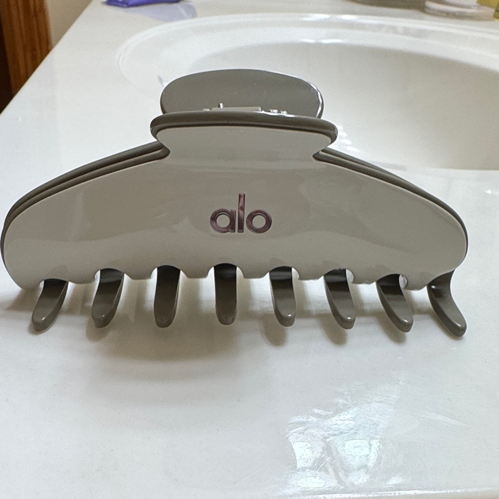 ALO Yoga Gray Hair Clip